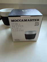 Načítať obrázok do zobrazovača galérie, Moccamaster Coffee Mug – náhradný porcelánový pohár so silikónovým gripom čierno-biely