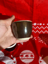 Načítať obrázok do zobrazovača galérie, HUBERAMICS Keramická šálka na kávu 80ml/Lesklá a matná hnedá s obrubou/2 výstavné kusy v zľave