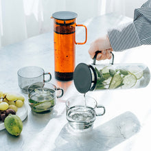 Načítať obrázok do zobrazovača galérie, Hario Colors Cold Brew Pitcher sépia 800ml/Jantárová nádoba