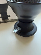 Načítať obrázok do zobrazovača galérie, Hario Immersion Switch Dripper V60-02 keramický čierny+ filtre