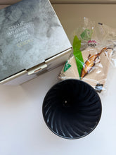 Načítať obrázok do zobrazovača galérie, Hario Immersion Switch Dripper V60-02 keramický čierny+ filtre