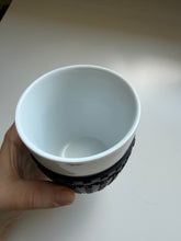 Načítať obrázok do zobrazovača galérie, Moccamaster Coffee Mug – náhradný porcelánový pohár so silikónovým gripom čierno-biely