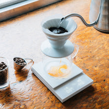 Načítať obrázok do zobrazovača galérie, Hario Polaris Coffee Scale /Váha čierna a biela