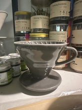 Načítať obrázok do zobrazovača galérie, Hario V60-02 Keramický dripper+ 40ks filtrov farebné
