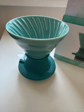 Načítať obrázok do zobrazovača galérie, Hario Immersion Switch Dripper V60-02 keramický tyrkysový+ filtre