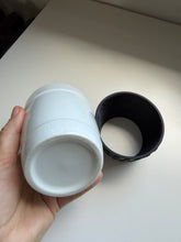 Načítať obrázok do zobrazovača galérie, Moccamaster Coffee Mug – náhradný porcelánový pohár so silikónovým gripom čierno-biely