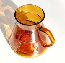 Načítať obrázok do zobrazovača galérie, Icosa Wave Cyclone decanter 400 ml a 550ml jantárová/CYCLONE SENSORY CARAFE Autumn Amber