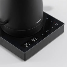 Načítať obrázok do zobrazovača galérie, HARIO Lyra Electric Precision Kettle 800 ml / elektrická konvica biela a čierna