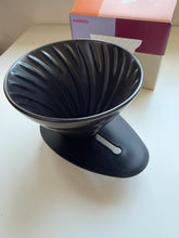 Načítať obrázok do zobrazovača galérie, Hario Switch & Match keramický dripper V60 02/Olivový, čierny a ružový