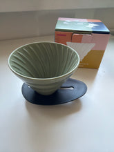 Načítať obrázok do zobrazovača galérie, Hario Switch & Match keramický dripper V60 02/Olivový, čierny a ružový