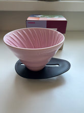 Načítať obrázok do zobrazovača galérie, Hario Switch & Match keramický dripper V60 02/Olivový, čierny a ružový