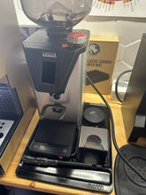 Načítať obrázok do zobrazovača galérie, Eureka Mignon Mat Kit Tamper Station/Podložka pod mlynček