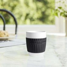 Načítať obrázok do zobrazovača galérie, Moccamaster Coffee Mug – náhradný porcelánový pohár so silikónovým gripom čierno-biely