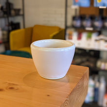 Načítať obrázok do zobrazovača galérie, HUBERAMICS Keramická šálka na kávu 80ml/Matná ružová s obrubou/Výstavné 2 kusy v zľave