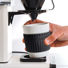 Načítať obrázok do zobrazovača galérie, Moccamaster Coffee Mug – náhradný porcelánový pohár so silikónovým gripom čierno-biely