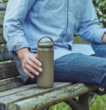 Načítať obrázok do zobrazovača galérie, KINTO Termoska Day Off Tumbler 500ml s uškom/Khaki