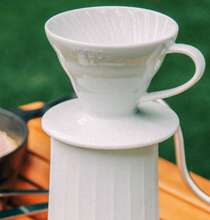 Načítať obrázok do zobrazovača galérie, Hario keramický dripper na kávu V60-01/Biely a červený