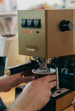 Načítať obrázok do zobrazovača galérie, Gaggia Classic E24/Pákový espresso kávovar v rôzny farbách