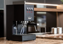 Načítať obrázok do zobrazovača galérie, Gaggia Classic Evo E24 čierna/Pákový espresso kávovar