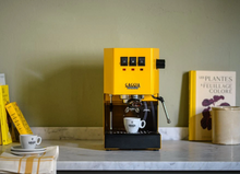 Načítať obrázok do zobrazovača galérie, Gaggia Classic Evo E24/Pákový espresso kávovar/Žltá, oranžová a modrá farba