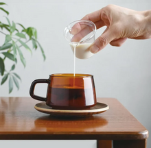 Načítať obrázok do zobrazovača galérie, Kinto Sepia sklenená šálka s uškom/Jantárovo žltá amber/270 ml