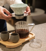 Načítať obrázok do zobrazovača galérie, Loveramics Brewers Dripper stand/Stojan na dripper čierny matte v zľave