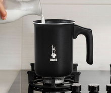 Načítať obrázok do zobrazovača galérie, Bialetti Tuttocrema ručný napeňovač mlieka čierny/160ml alebo 330ml