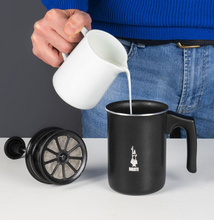 Načítať obrázok do zobrazovača galérie, Bialetti Tuttocrema ručný napeňovač mlieka čierny/160ml alebo 330ml