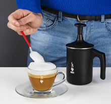 Načítať obrázok do zobrazovača galérie, Bialetti Tuttocrema ručný napeňovač mlieka čierny/160ml alebo 330ml