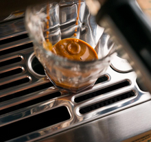 Načítať obrázok do zobrazovača galérie, Sage The Barista Express BES875BKS pákové espresso čierne/Espresso kávovar s mlynčekom