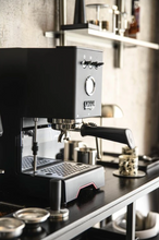 Načítať obrázok do zobrazovača galérie, Gaggia Classic Up/Pákový espresso kávovar/Strieborný a čierny