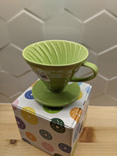 Načítať obrázok do zobrazovača galérie, Hario V60-02 Keramický dripper+ 40ks filtrov farebné