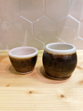 Načítať obrázok do zobrazovača galérie, Keramická šálka na kávu-Lesklá hnedá s obrubou