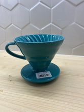 Načítať obrázok do zobrazovača galérie, Hario V60-02 Keramický dripper+ 40ks filtrov farebné