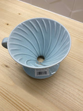 Načítať obrázok do zobrazovača galérie, Hario V60-02 Keramický dripper+ 40ks filtrov farebné