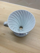 Načítať obrázok do zobrazovača galérie, Hario V60-02 Keramický dripper+ 40ks filtrov farebné