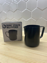 Načítať obrázok do zobrazovača galérie, Rhinowares čierna teflónová konvička na mlieko 360 ml