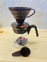 Načítať obrázok do zobrazovača galérie, Hario sada Pour Over Kit V60 02 červená