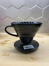 Načítať obrázok do zobrazovača galérie, Hario V60-02 Keramický dripper+ 40ks filtrov farebné