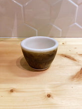 Načítať obrázok do zobrazovača galérie, Keramická šálka na kávu-Lesklá hnedá s obrubou