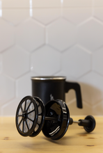 Načítať obrázok do zobrazovača galérie, Bialetti Tuttocrema ručný napeňovač mlieka čierny/160ml alebo 330ml