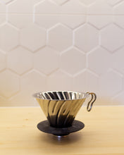 Načítať obrázok do zobrazovača galérie, Hario V60-02 dripper oceľový a kovový