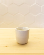 Načítať obrázok do zobrazovača galérie, Loveramics Dale Harris/Flat white šálka 150ml/Celadon green