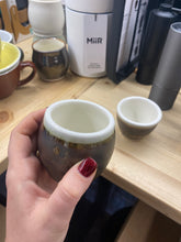 Načítať obrázok do zobrazovača galérie, Keramická šálka na kávu-Lesklá hnedá s obrubou