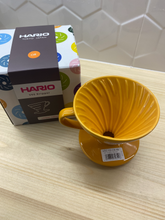Načítať obrázok do zobrazovača galérie, Hario V60-02 Keramický dripper+ 40ks filtrov farebné