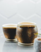 Načítať obrázok do zobrazovača galérie, Keramická šálka na kávu-Lesklá hnedá s obrubou