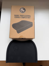 Načítať obrázok do zobrazovača galérie, Rhino Professional Corner Tamper Mat/Gumová podložka rohová
