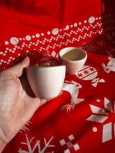 Načítať obrázok do zobrazovača galérie, HUBERAMICS Keramická šálka na kávu 80ml/Matná ružová s obrubou/Výstavné 2 kusy v zľave
