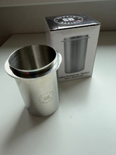 Načítať obrázok do zobrazovača galérie, Studio Barista Dosing Cup/Nerezová odmerka 58 mm
