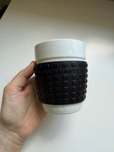 Načítať obrázok do zobrazovača galérie, Moccamaster Coffee Mug – náhradný porcelánový pohár so silikónovým gripom čierno-biely
